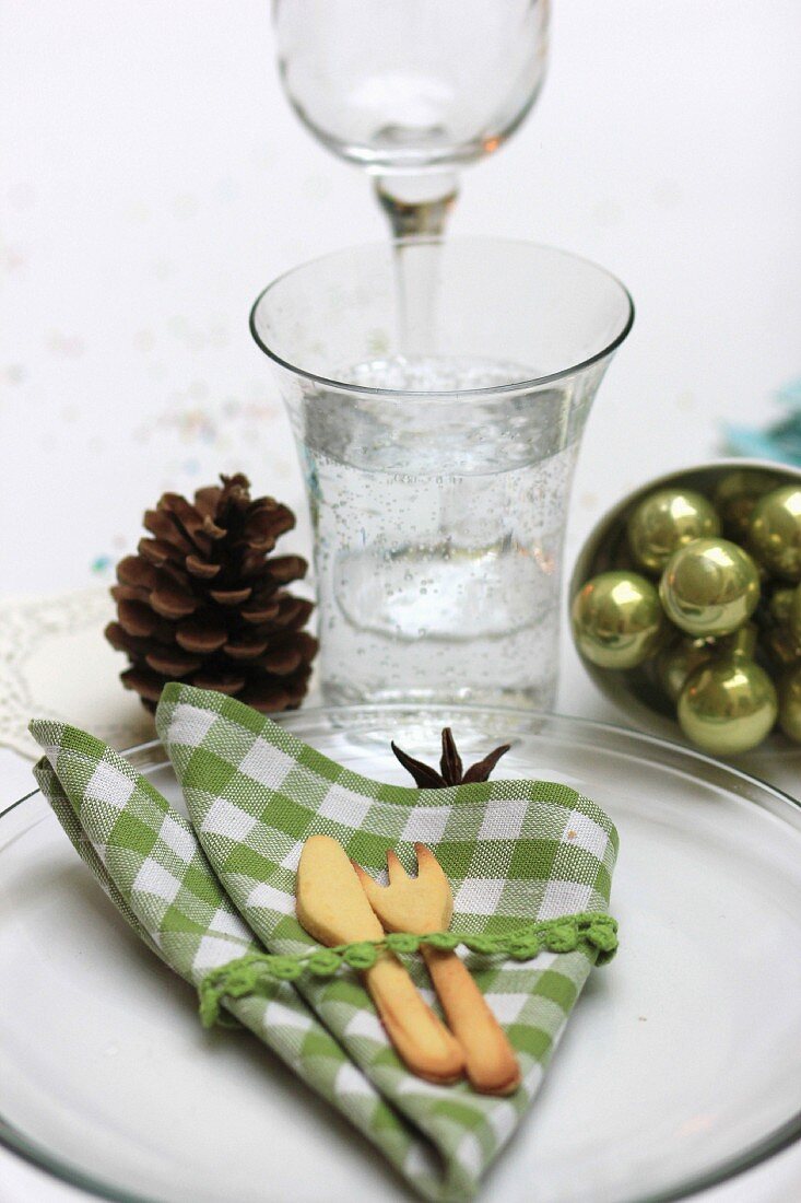 Christmas place setting with linen napkin and pastry cutlery