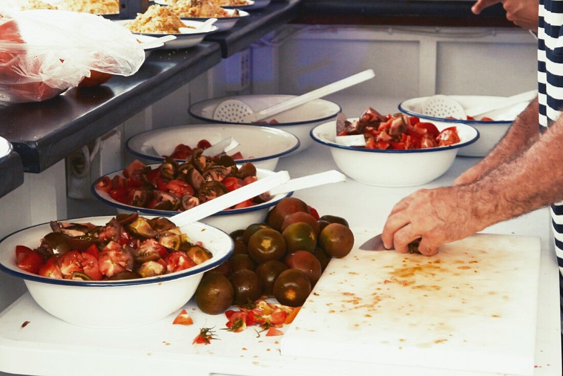 Tomatensalat zubereiten in einer Restaurantküche