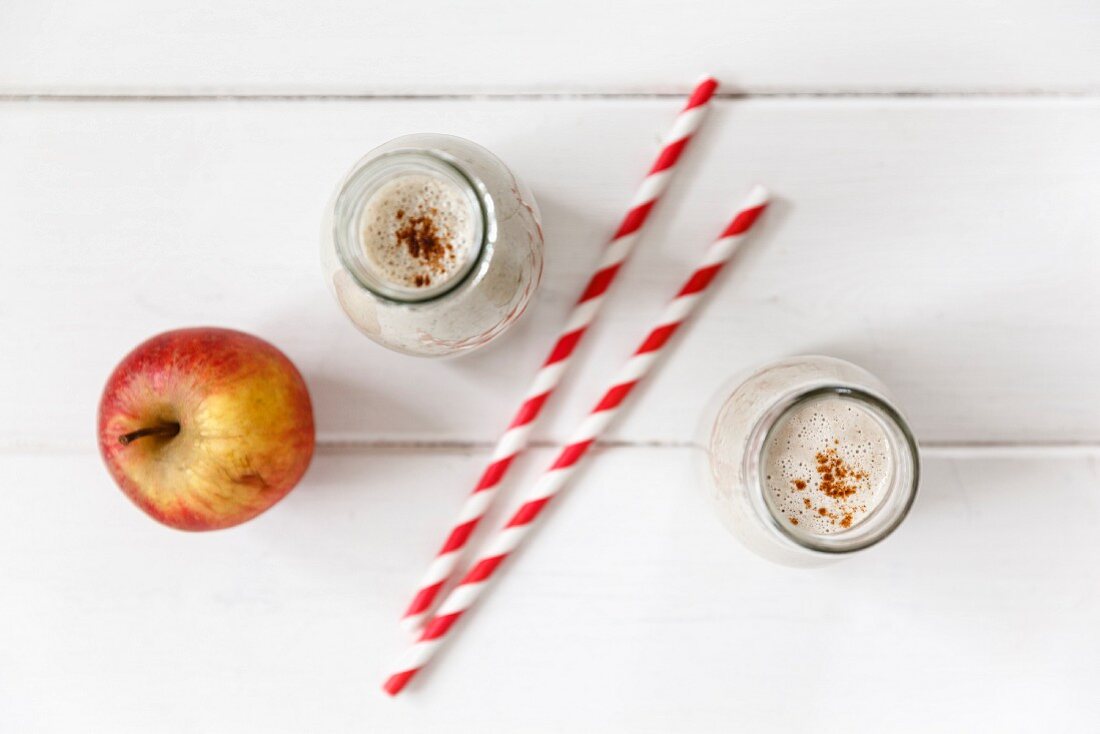 Breakfast smoothies with oats, apple and banana