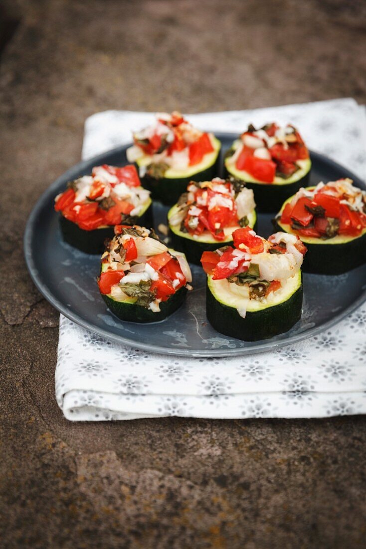 Zucchini-Bruschetta mit Tomaten – Bilder kaufen – 11402714 StockFood