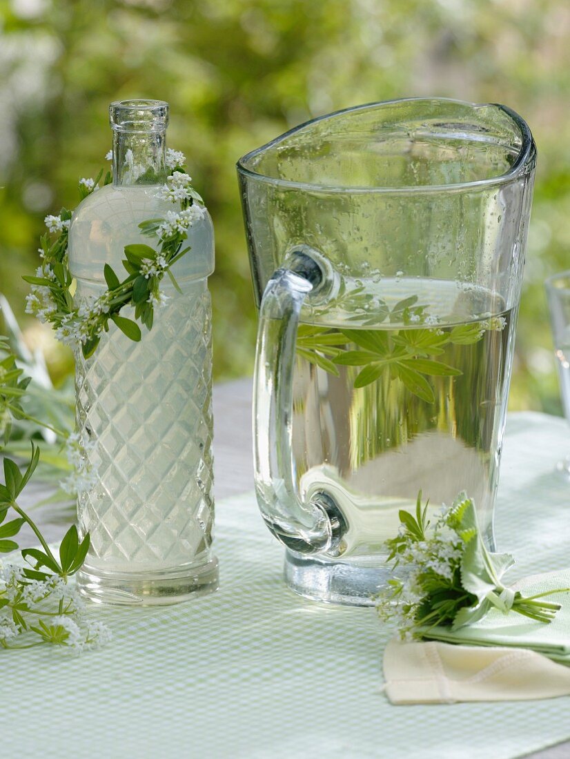 Limonade mit Waldmeister und Kränzchen um Flaschenhals