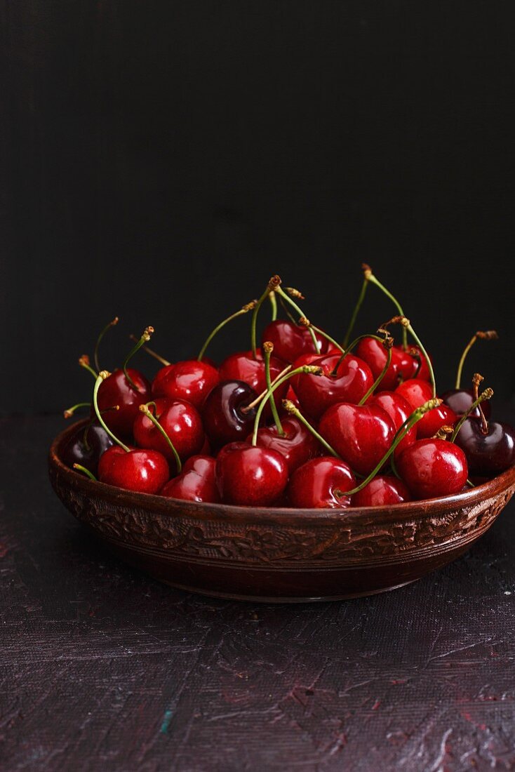 Fresh cherries in a ceramic bowl