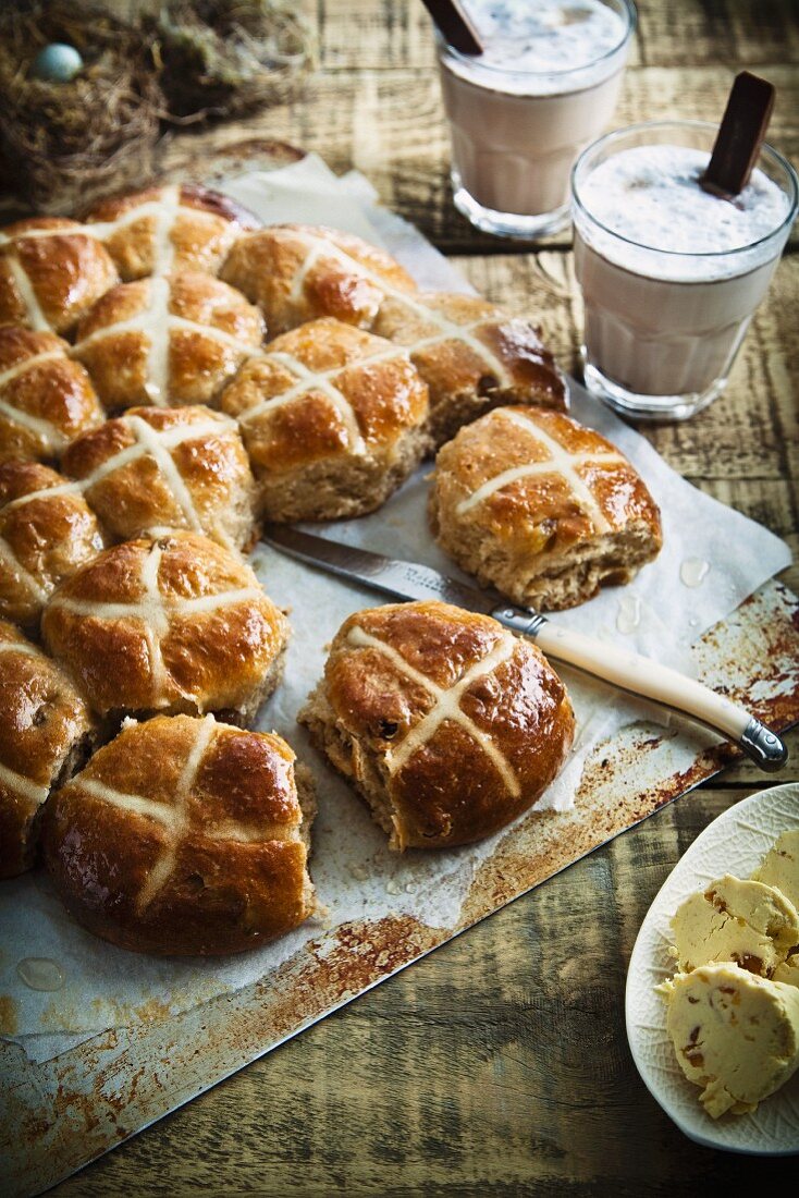 Hot Cross Buns und heiße Schokolade