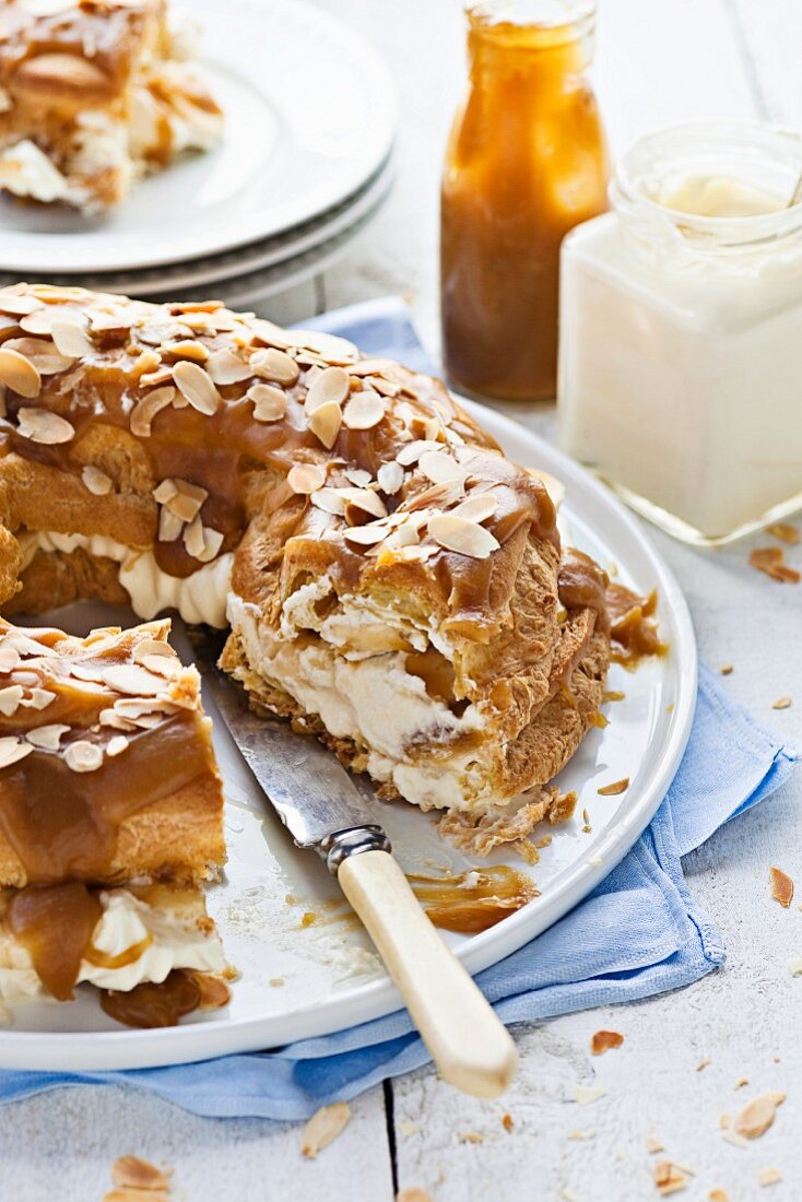 Paris Brest mit Bananen, Sahne und Karamellsauce (angeschnitten)