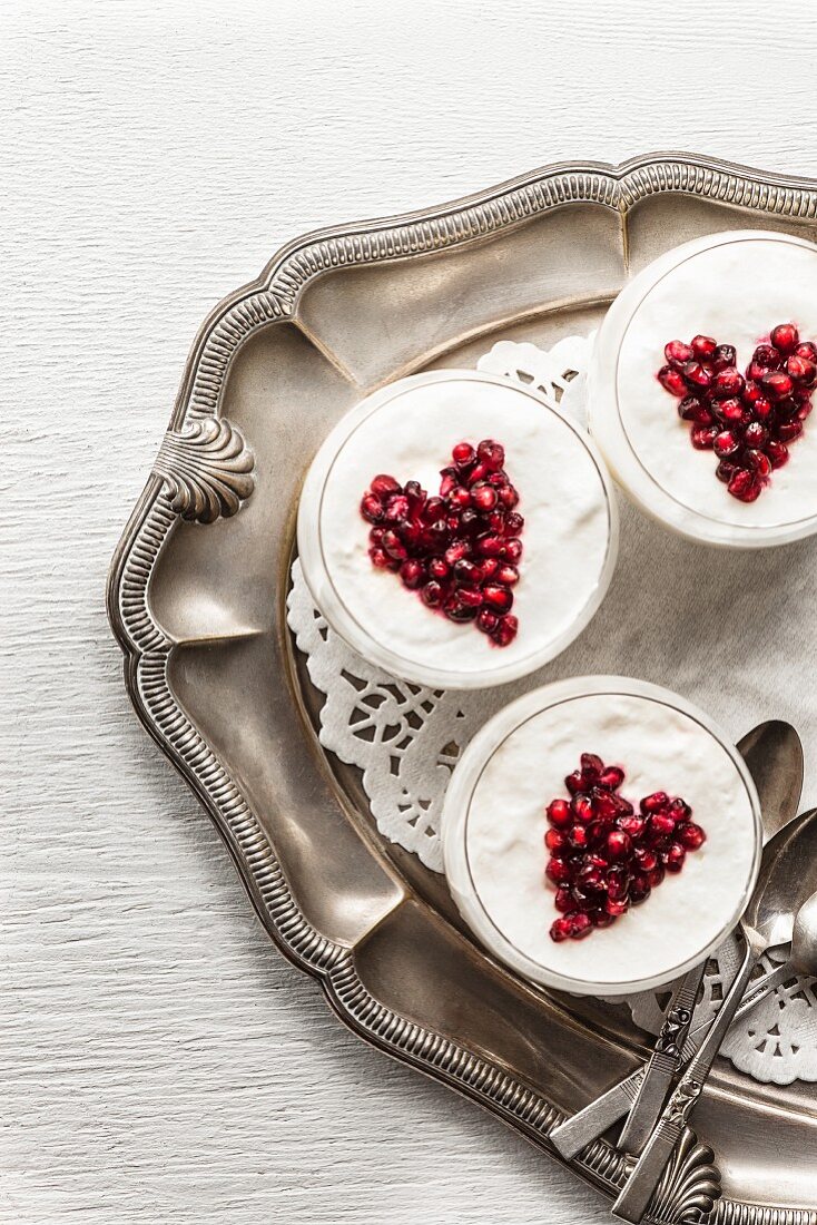 Rosen-Semifreddo mit Granatapfelkernen