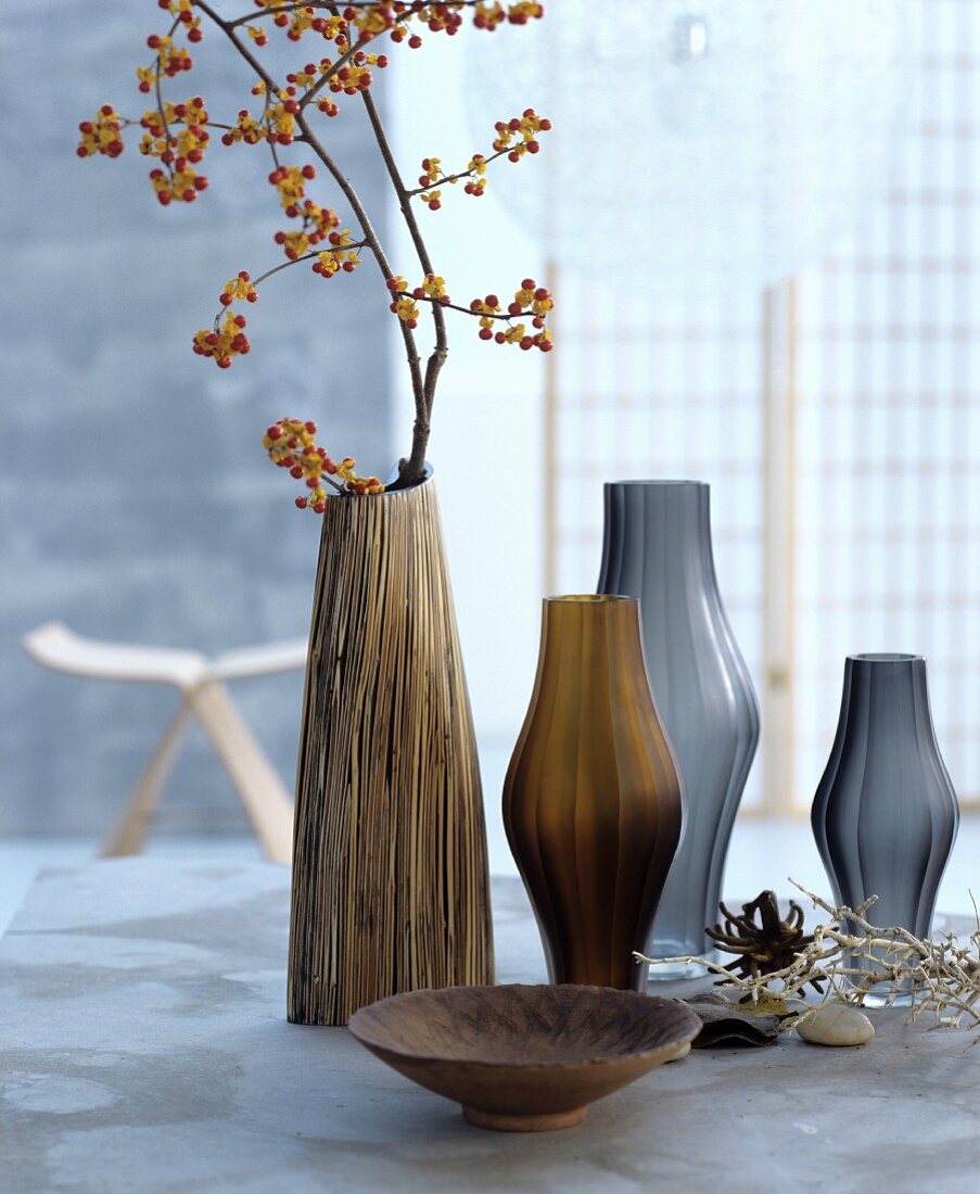 Dekorative Vasensammlung in Braun- und Grautönen