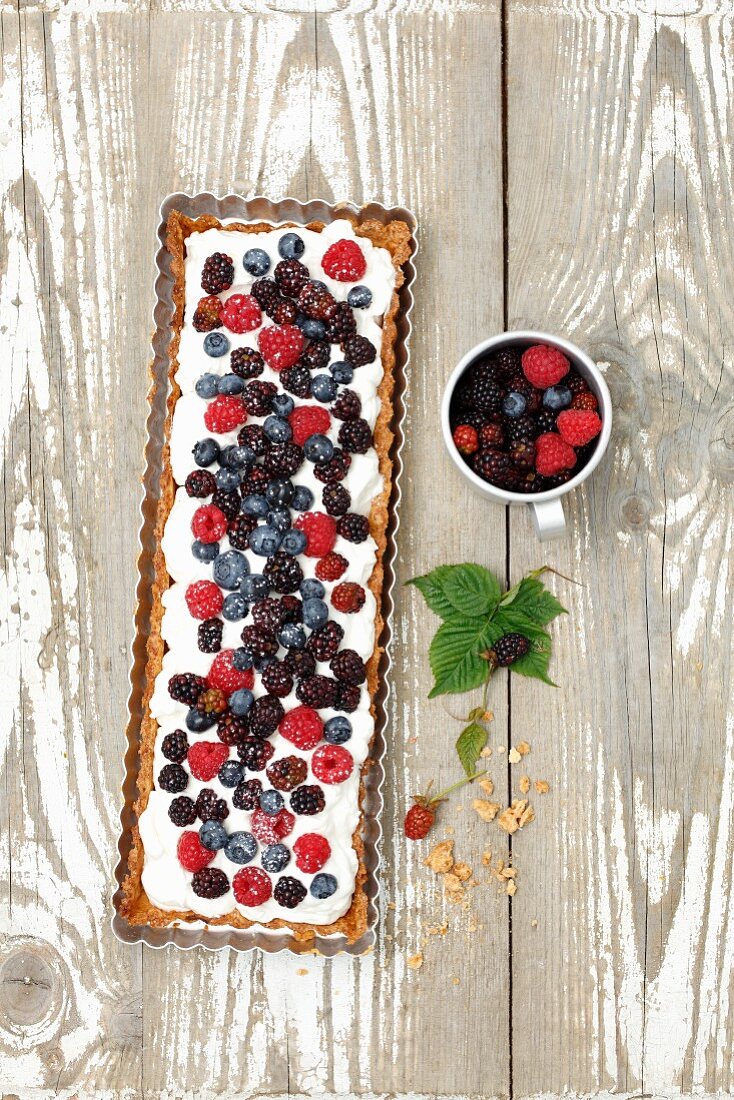 Tarte mit Schlagsahne & Beeren (Aufsicht)