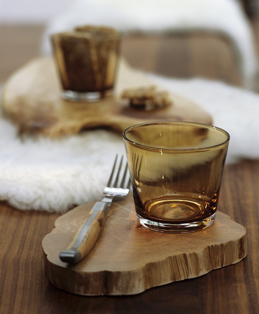 Holztisch winterlich dekoriert mit weissen Schaffellen und rustikalen Baumscheiben