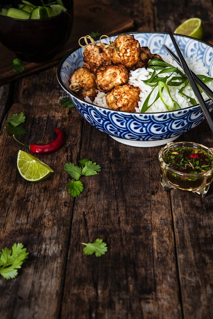 Garnelen-Hühnerfleischbällchen mit Reis & Chilisauce (Asien)