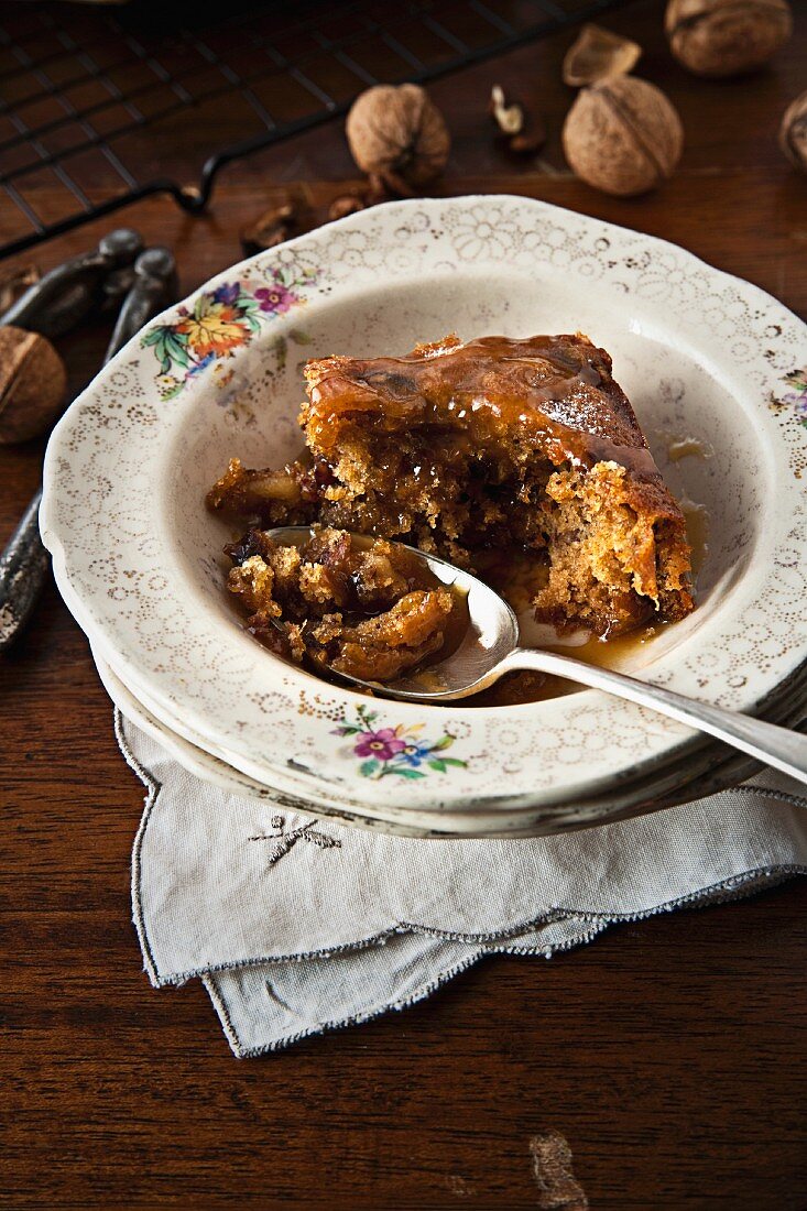 Sticky Pudding mit Datteln, Walnüssen & Karamelsauce (England)