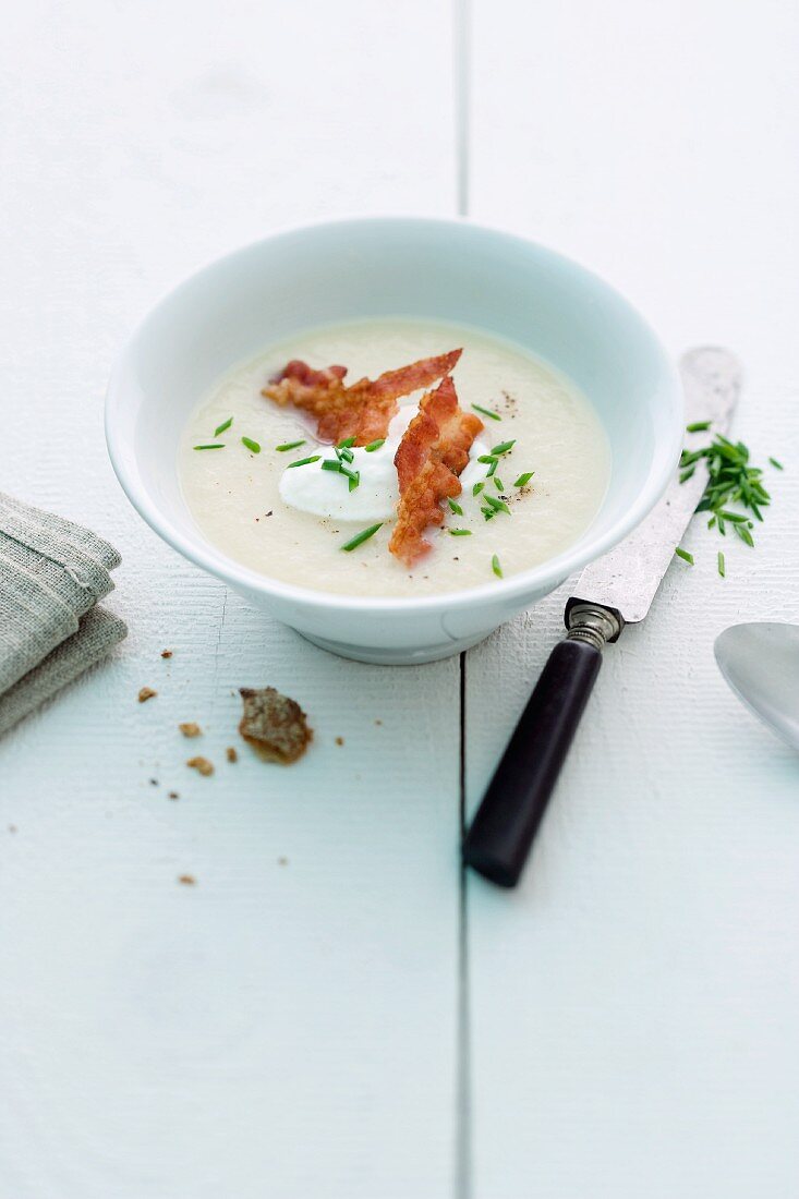 Sauerkrautsuppe mit Speck und Schnittlauch