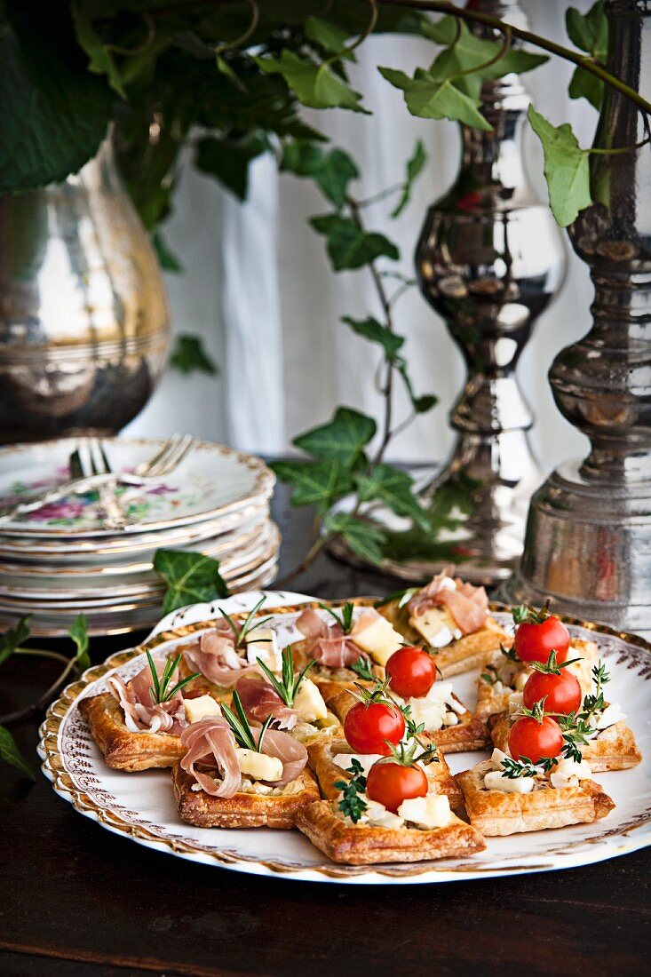 Puff pastry canapés with ham, cheese and tomatoes
