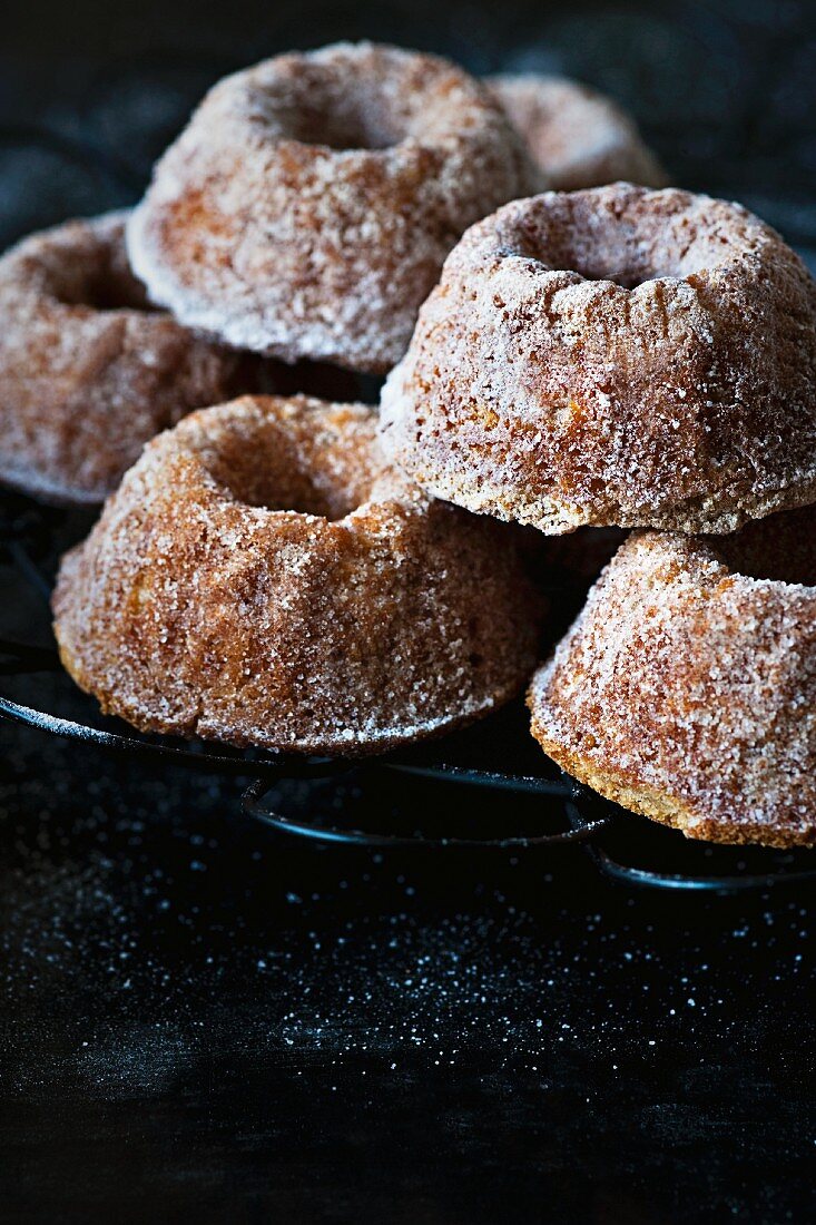 Mini-Kranzkuchen mit Ahornsirup, Apfel & Zimtzucker