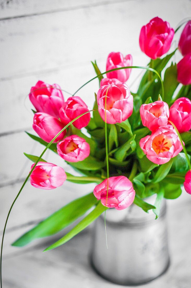 Roter Tulpenstrauß in Vintage Ambiente