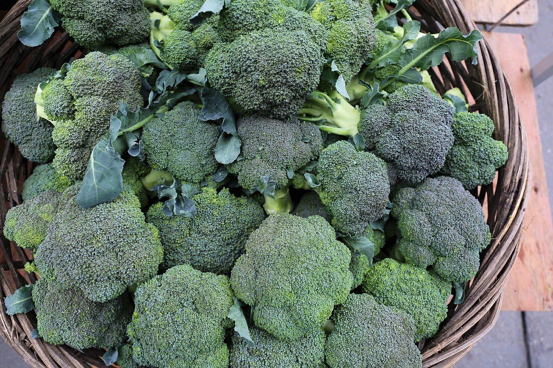 Grüner Bio-Brokkoli im Weidenkorb auf dem Markt