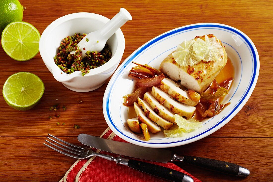 Limettenhuhn mit Lauch-Tomaten-Gremolata