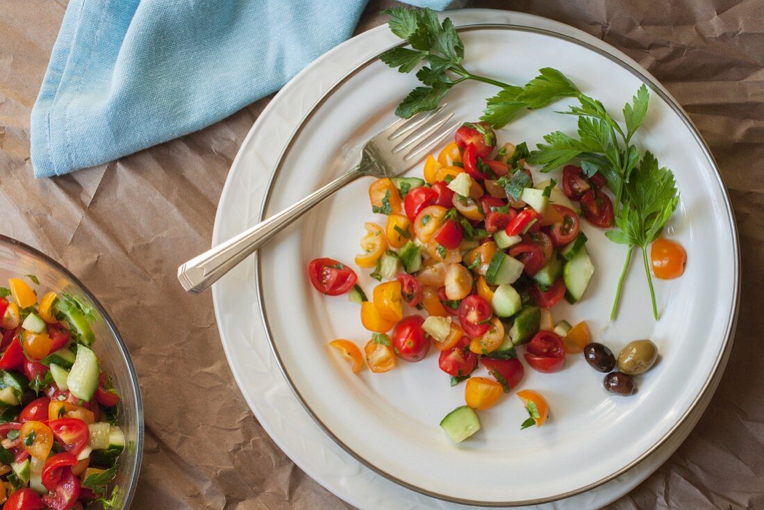 Israelischer Tomaten-Gurken-Salat auf weißem Teller