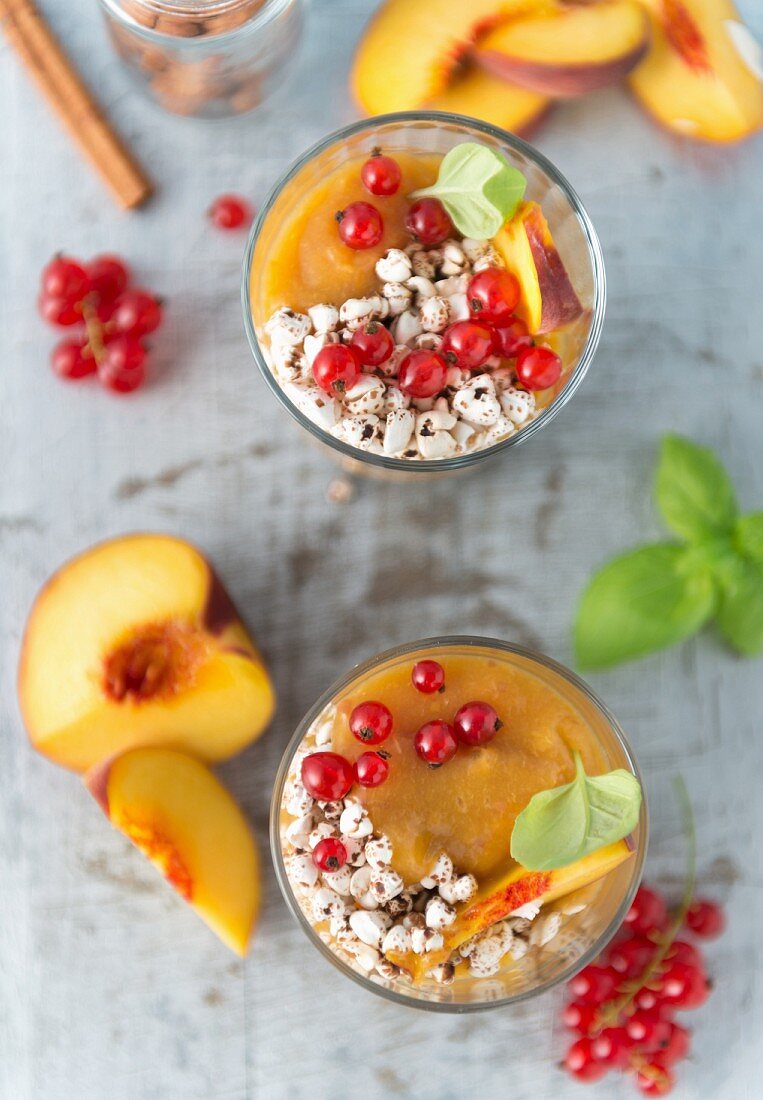 Pfirsichpüree mit gepufftem Buchweizen und roten Johannisbeeren (Draufsicht)