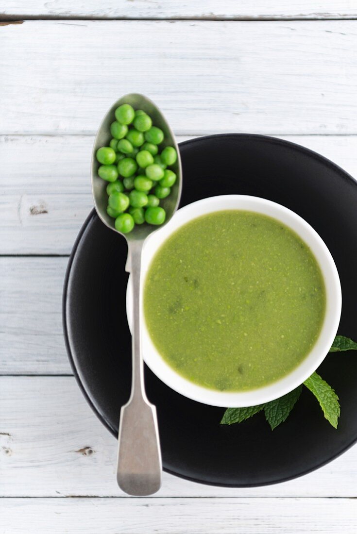 Erbsensuppe mit Minze (Draufsicht)