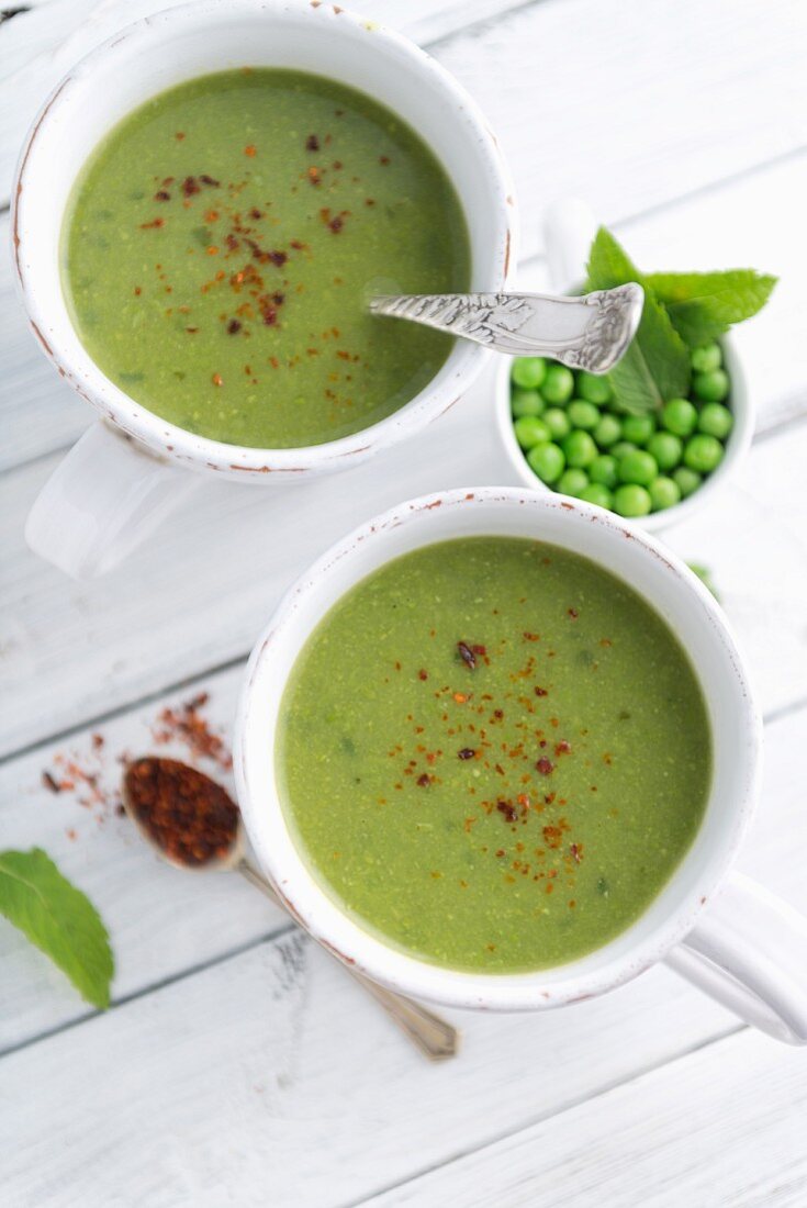 Erbsensuppe mit Minze und Chiliflocken (Draufsicht)