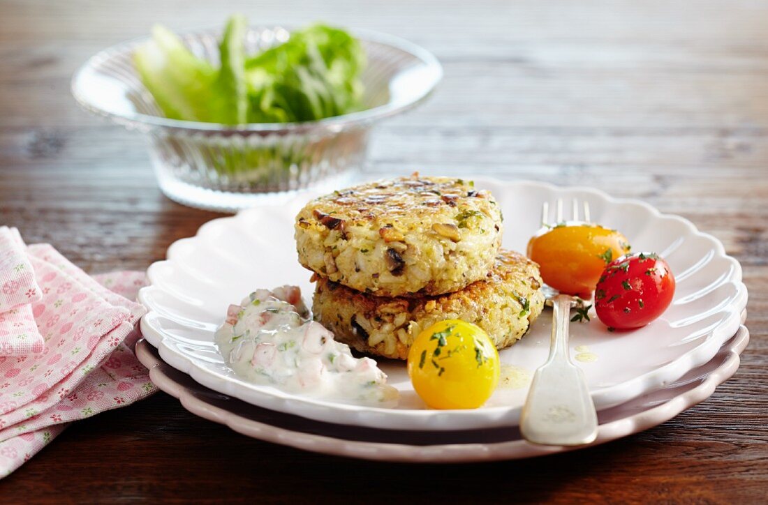 Vegetarische Reisburger mit Schmand-Dip