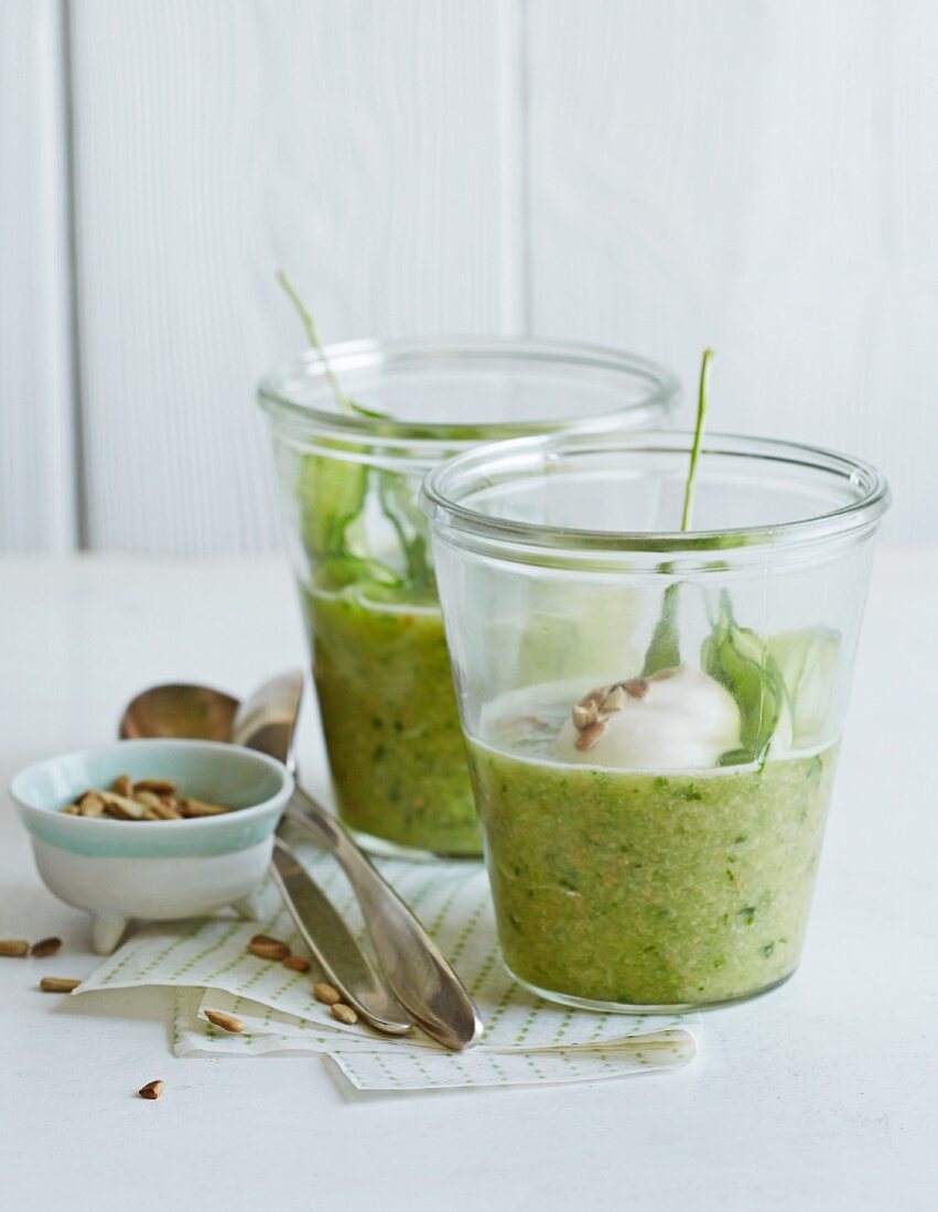 Gurken Gazpacho mit Sonnenblumenkernen im Glas