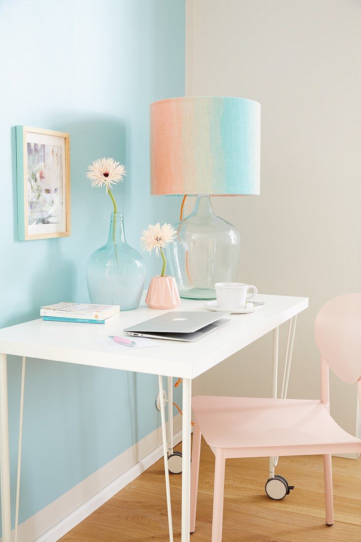 Schirm einer Tischlampe aus Strickgarn mit Farbverlauf, auf weißem Wandtisch
