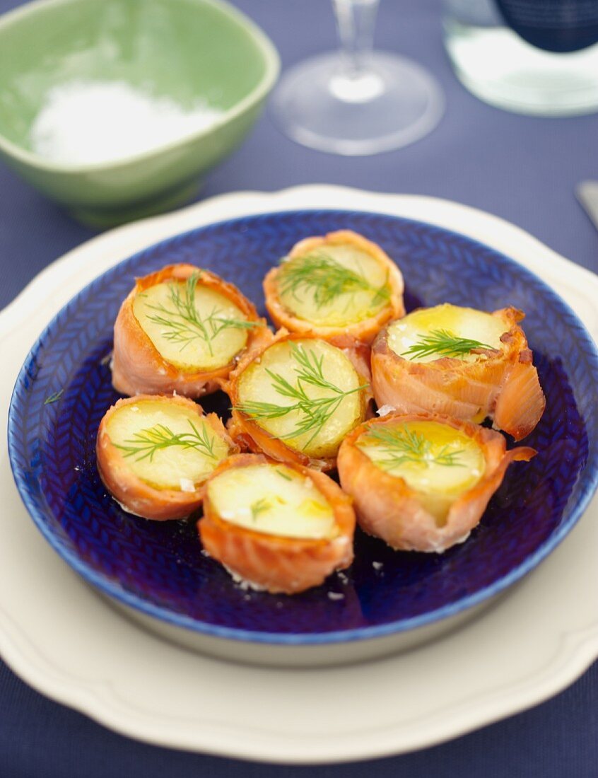 Baked potatoes with dill, wrapped in salmon for a beach picnic