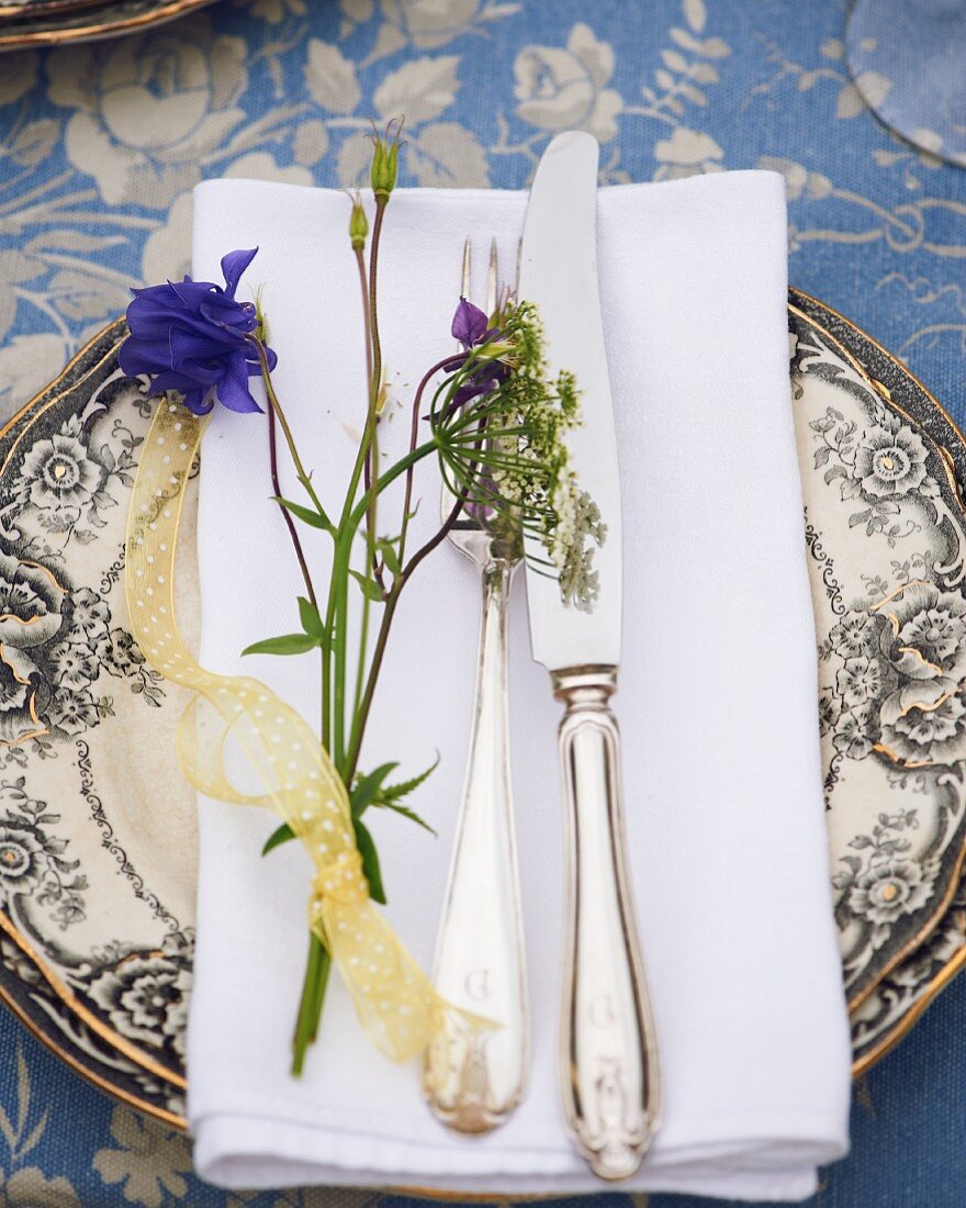 Gedeck mit Wiesenblumen zum Mittsommerfest