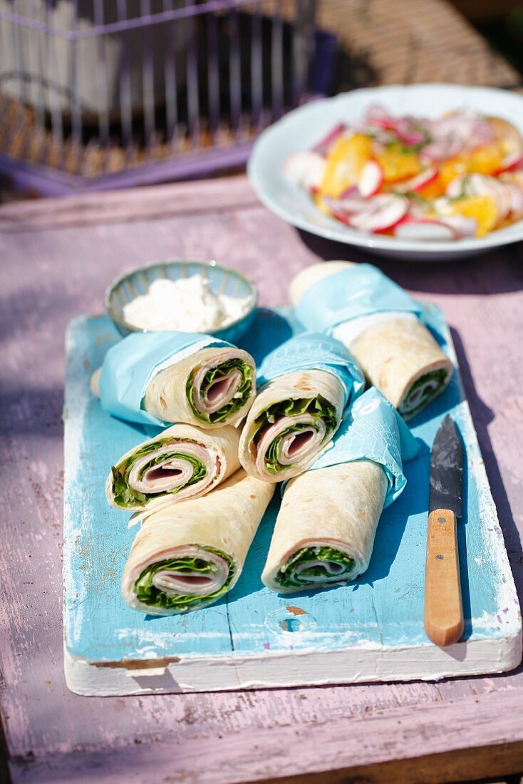 Wraps mit Schinken, Salat und Meerrettichsauce