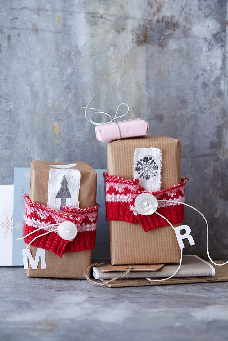Brownies in selbstgemachter Weihnachtsverpackung zum Verschenken