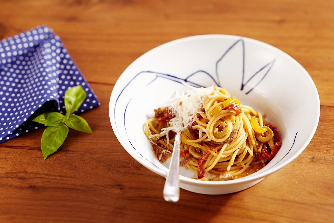 Spaghetti mit Rindfleisch und getrockneten Tomaten