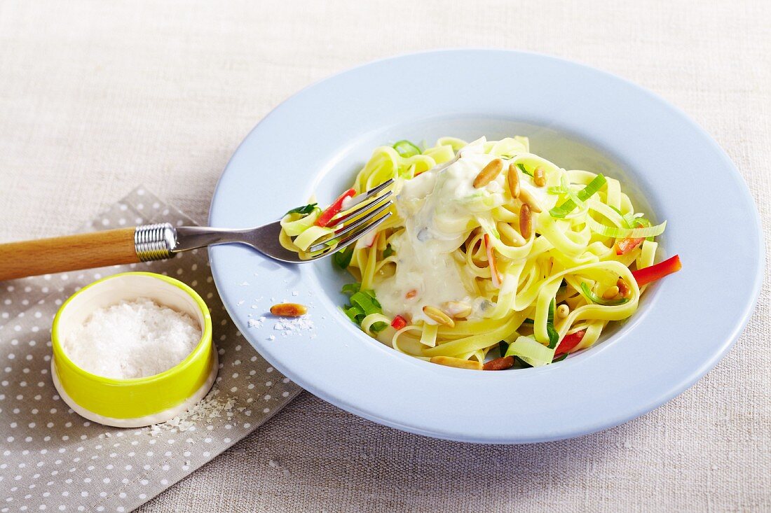 Tagliatelle mit Lauch, Gorgonzolasauce und Pinienkernen