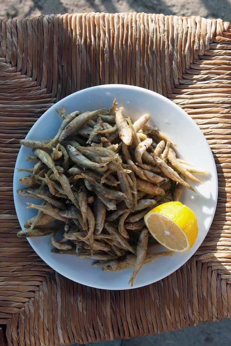 Fried anchovies with lemon