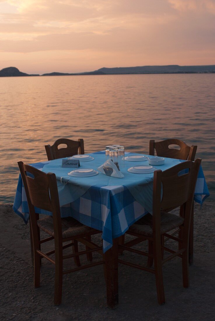 Gedeckter Tisch für vier Personen mit Meeresblick