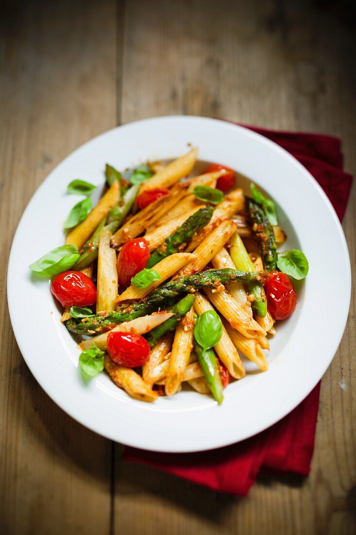 Penne with cherry tomatoes and green asparagus