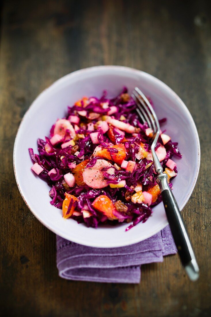 Red cabbage salad with fruits