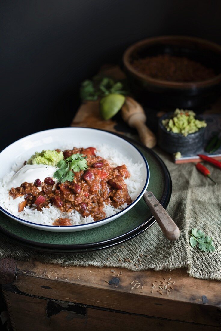 Chili con Carne mit Reis, Guacamole und Sauerrahm