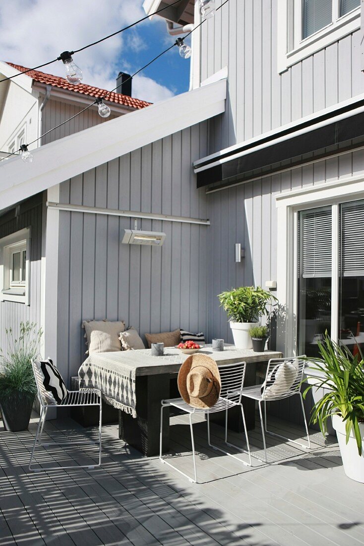 Sonniger Sitzplatz an der Hausecke auf der Terrasse