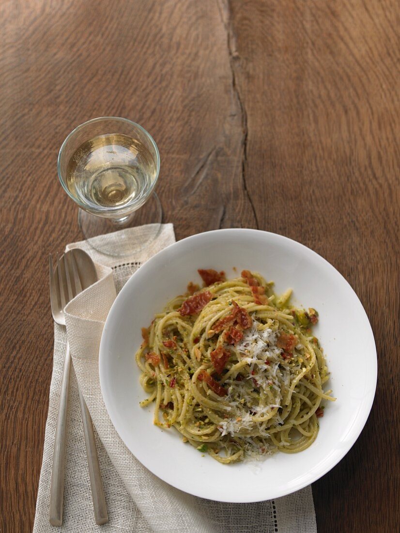 Pasta mit Pistazien-Pesto und knusprigem Speck