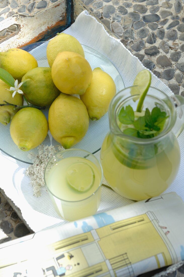 Lemonade and lemons on a tray