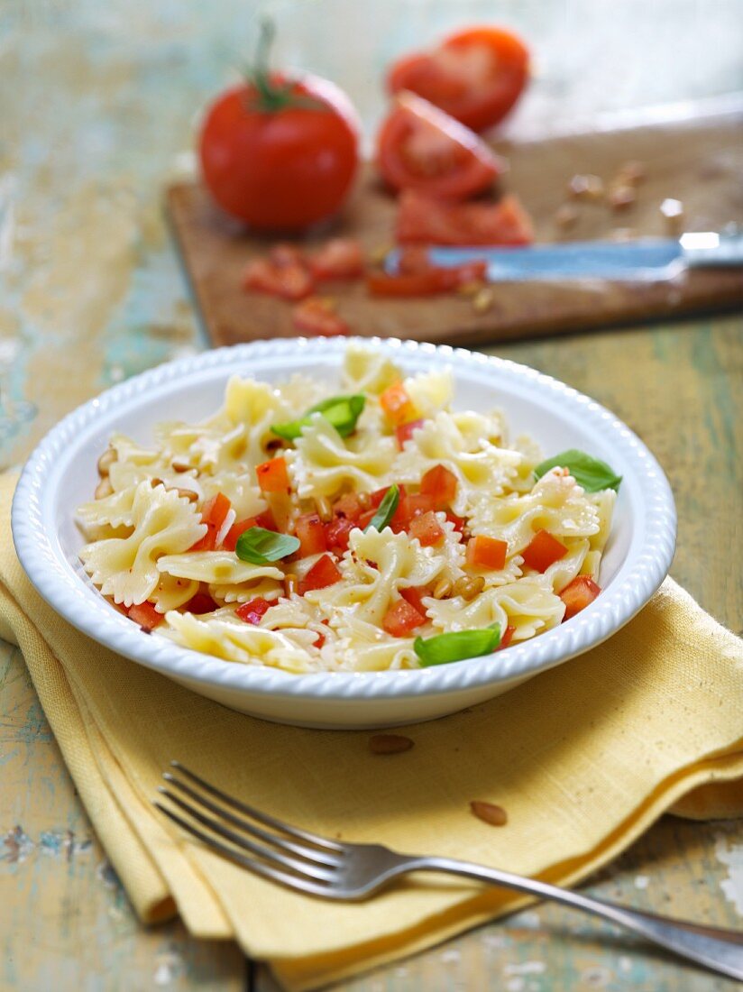 Farfalle al pomodoro crudo (farfalle with tomatoes, Italy)