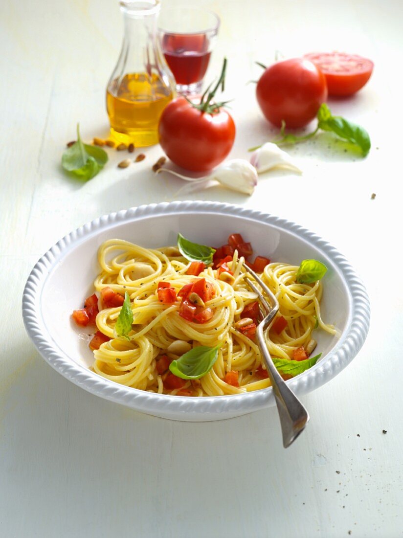 Pasta al pomodoro crudo (pasta with tomatoes, Italy)