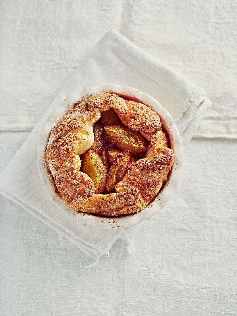 A mini yeast cake with plums, cinnamon and brown sugar