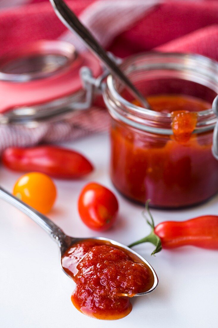 Selbstgemachter Tomatenketchup auf Löffel & in Bügelglas