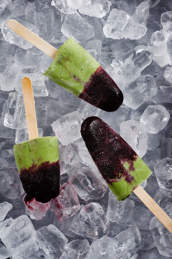 Blueberry and matcha ice lollies (seen from above)