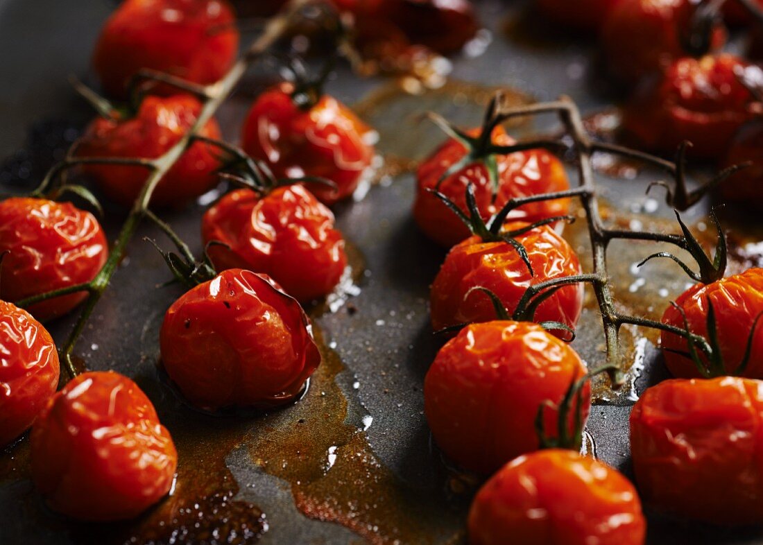 Oven-roasted cherry tomatoes (close-up)