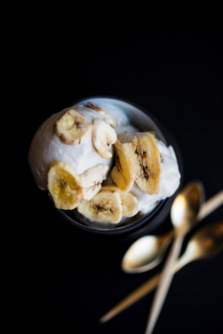 Veganes Bananeneis mit Bananenchips