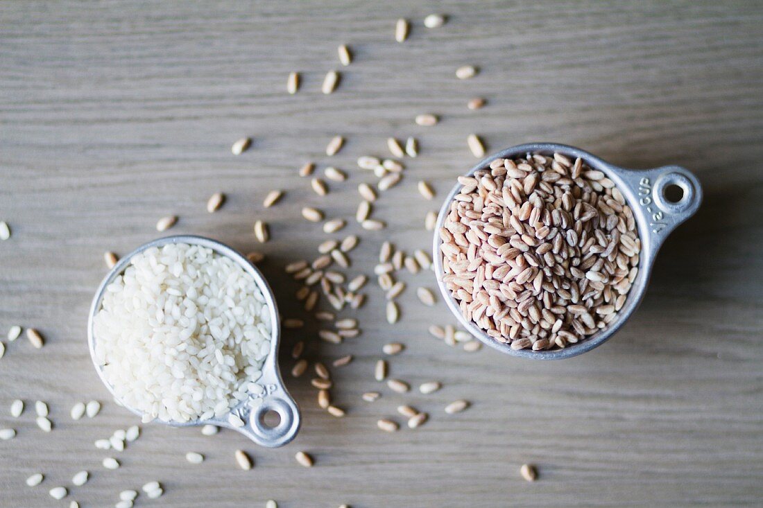 Reis & Getreidekörner in Gefässen (Aufsicht)