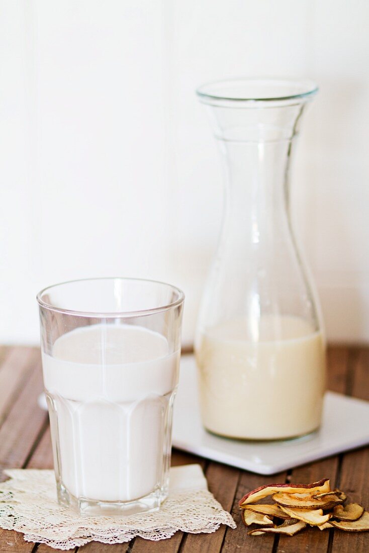 Vegane Milch in Glas & Karaffe